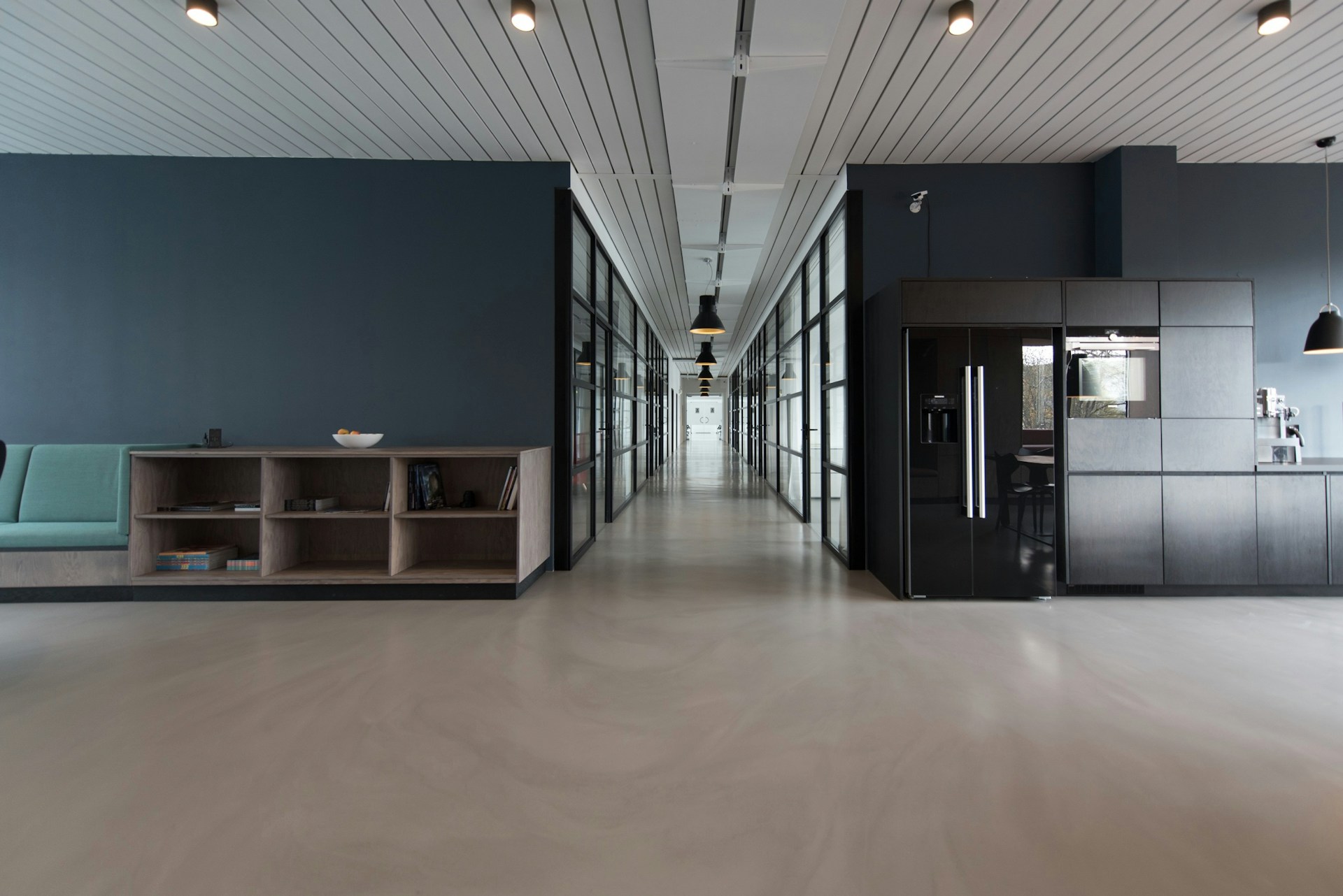 Estudio contable con superficies claras y luz natural sobre un escritorio de trabajo